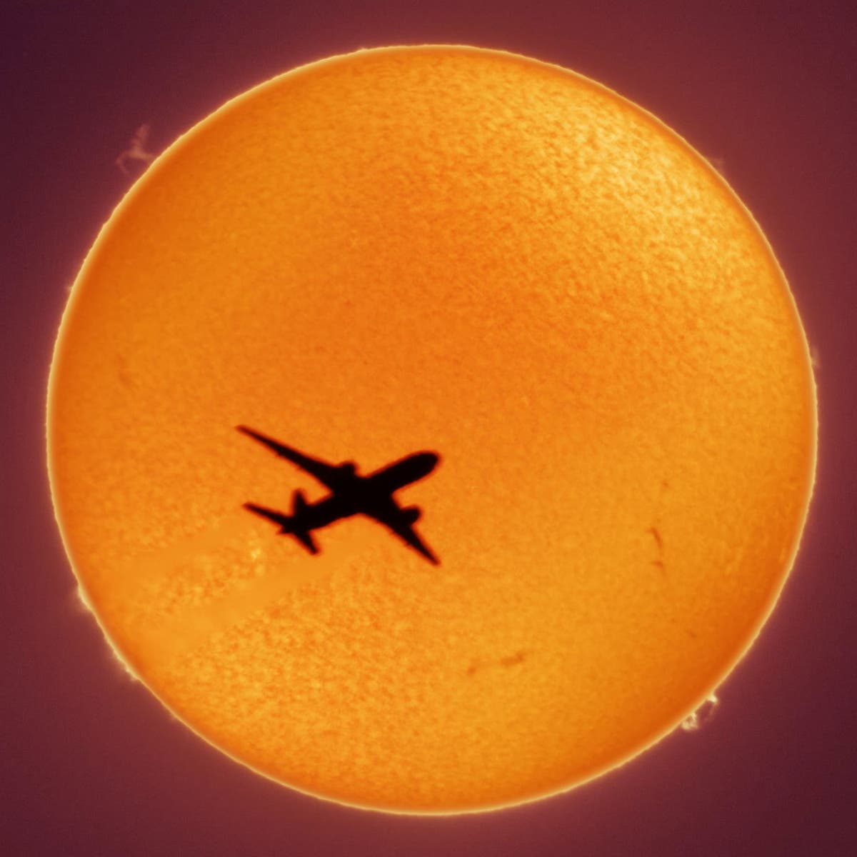 plane-photobombs-the-sun-in-uniquely-beautiful-shot-the-independent